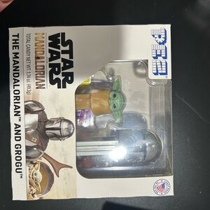 Star Wars Mandalorian and Grogu Collectible Set